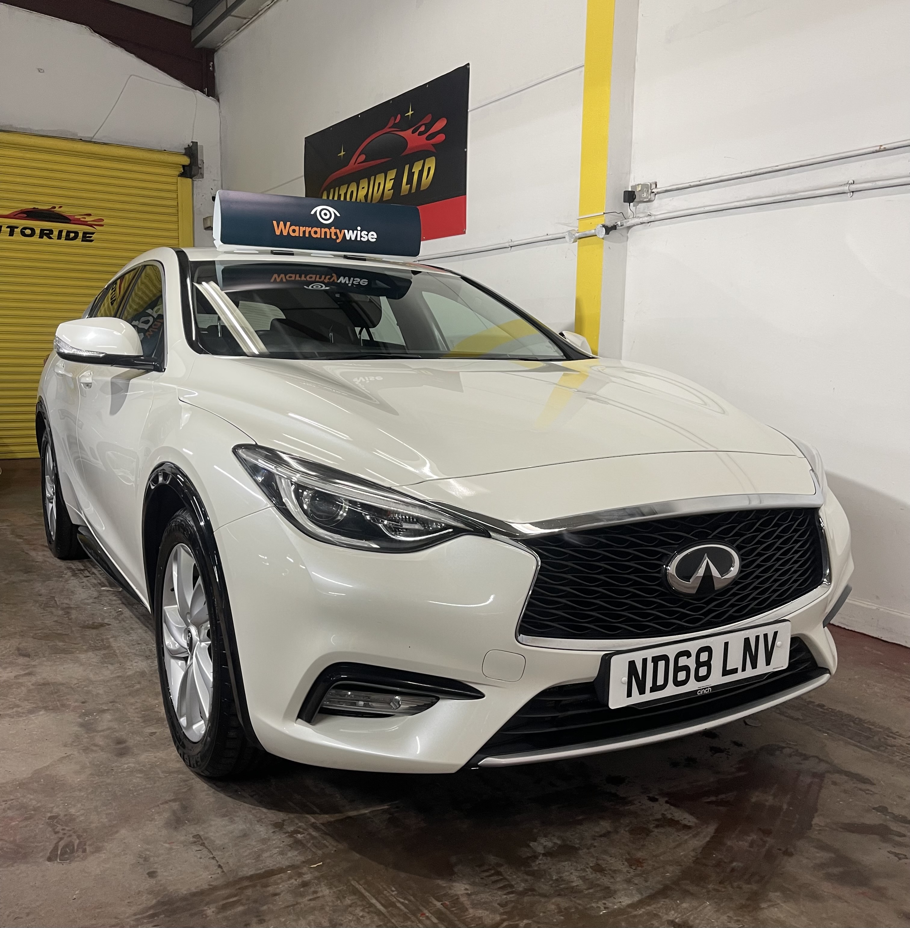 2018 Infiniti Q30 SUV White Manual