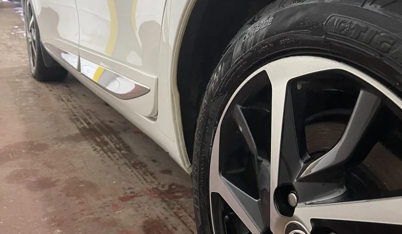 
2020 Toyota Yaris Hybrid Excel Cvt White Hatchback full									