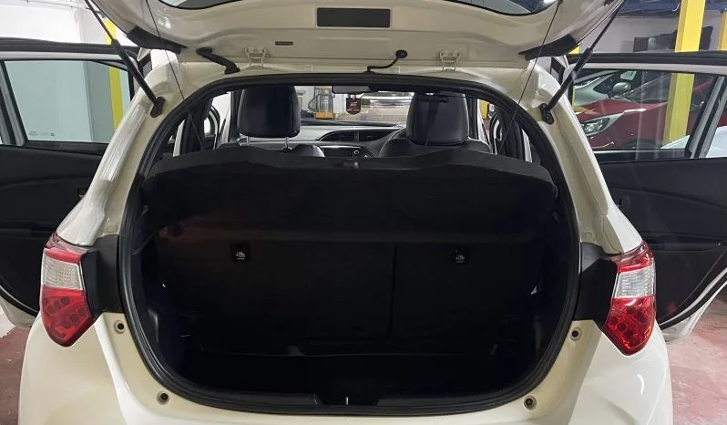 
2020 Toyota Yaris Hybrid Excel Cvt White Hatchback full									