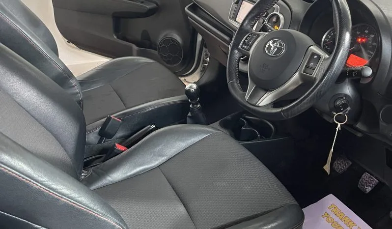 
2012 Toyota yaris vvt White Hatchback full									