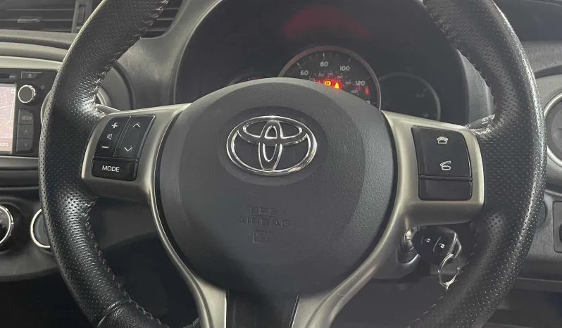
2012 Toyota yaris vvt White Hatchback full									