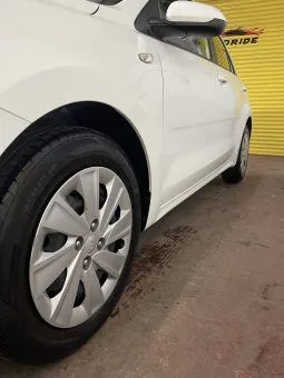 
2020 Kia Rio White Hatchback full									