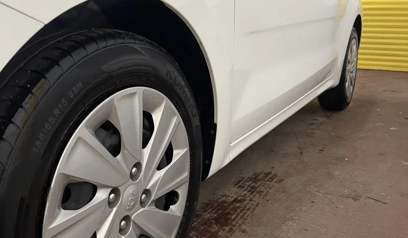 
2020 Kia Rio White Hatchback full									