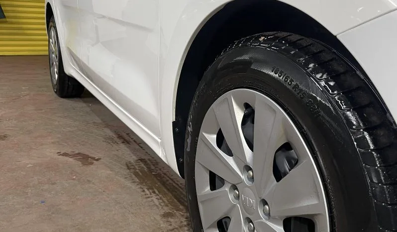 
2020 Kia Rio White Hatchback full									