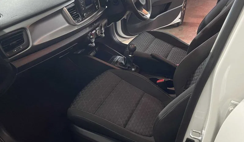 
2020 Kia Rio White Hatchback full									