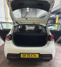 
2020 Kia Rio White Hatchback full									
