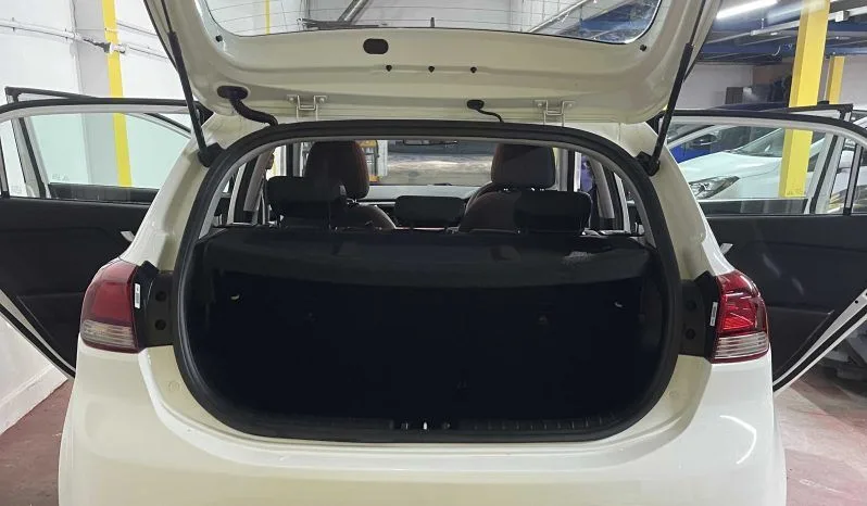 
2020 Kia Rio White Hatchback full									