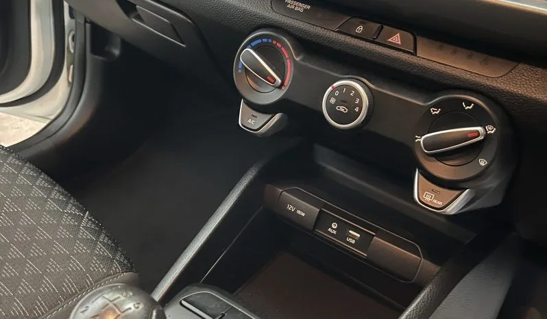 
2020 Kia Rio White Hatchback full									