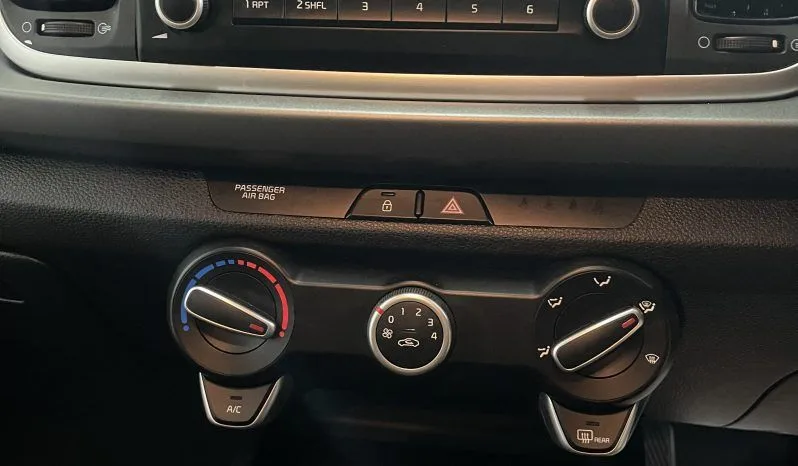 
2020 Kia Rio White Hatchback full									