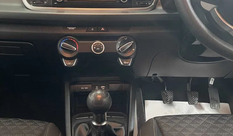 
2020 Kia Rio White Hatchback full									