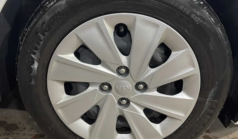 
2020 Kia Rio White Hatchback full									