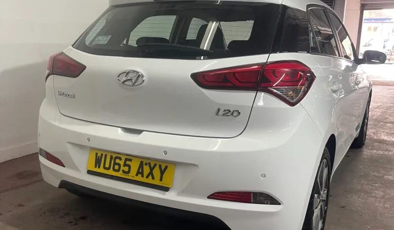 
2015 Hyundai i20 White Hatchback full									