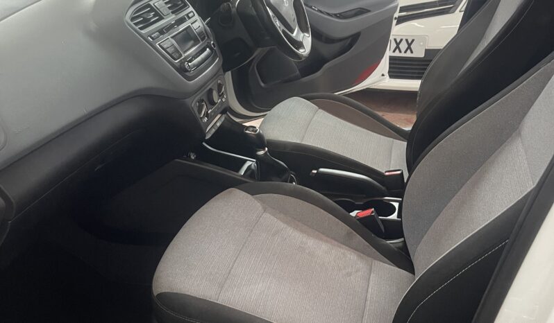 
2015 Hyundai i20 White Hatchback full									