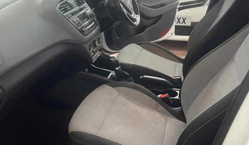 
2015 Hyundai i20 White Hatchback full									