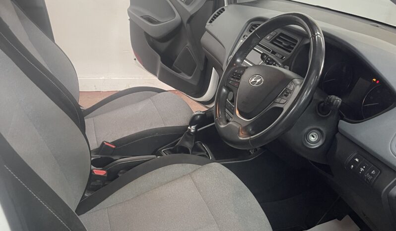 
2015 Hyundai i20 White Hatchback full									
