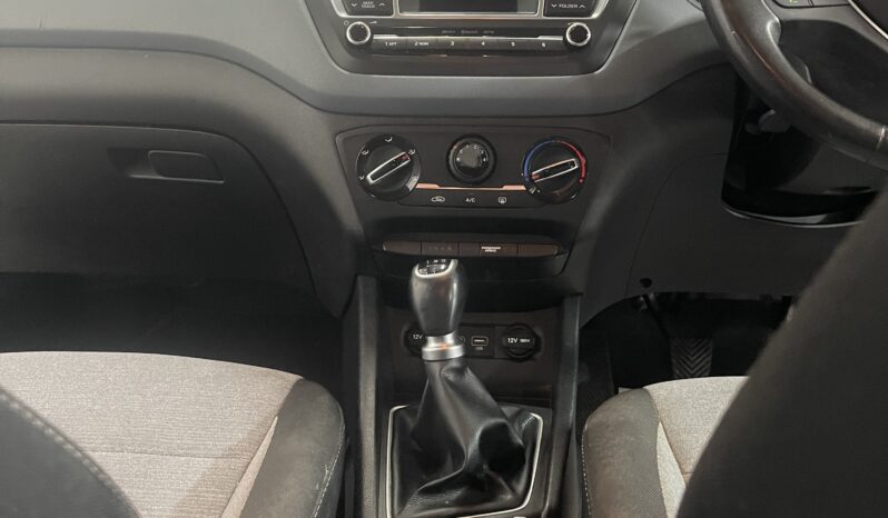 
2015 Hyundai i20 White Hatchback full									