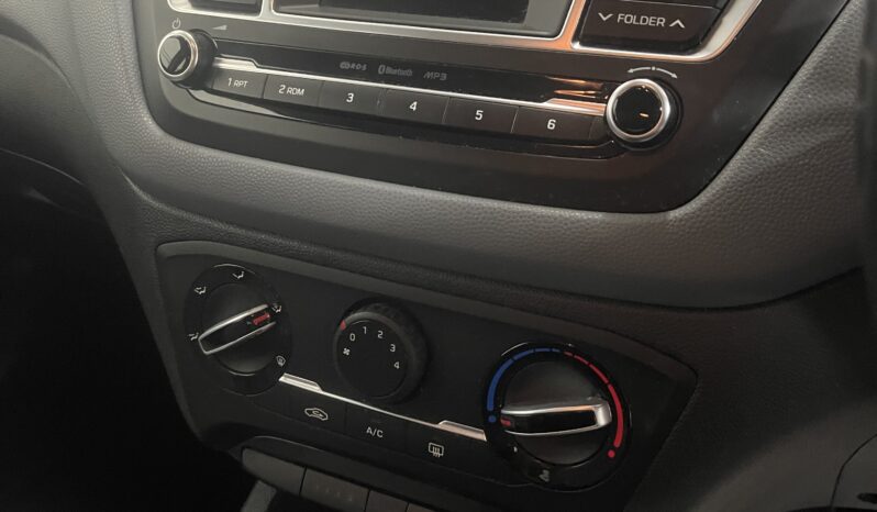 
2015 Hyundai i20 White Hatchback full									