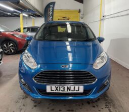 
2013 Ford Fiesta blue Hatchback full									