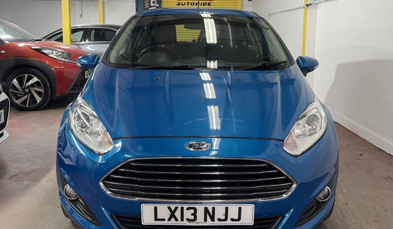 
2013 Ford Fiesta blue Hatchback full									