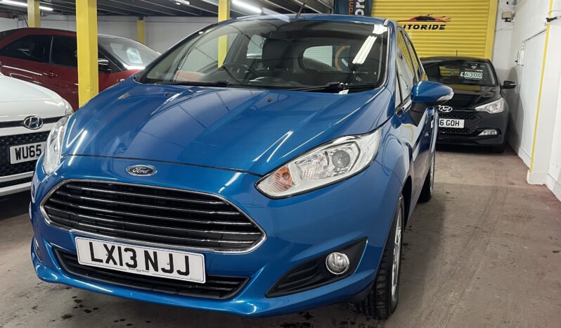 
2013 Ford Fiesta blue Hatchback full									