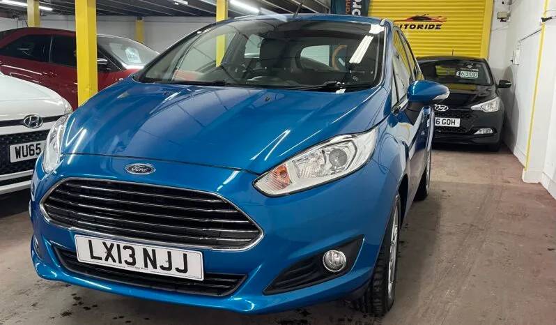 
2013 Ford Fiesta blue Hatchback full									