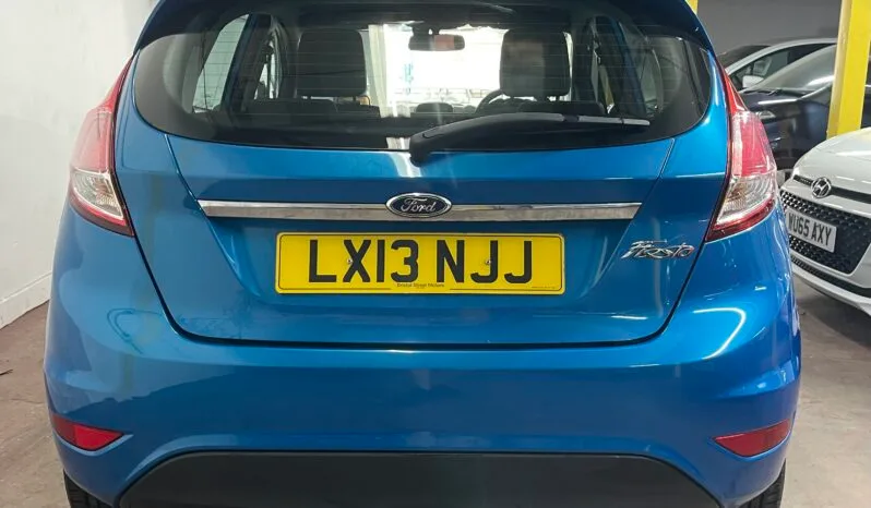 
2013 Ford Fiesta blue Hatchback full									