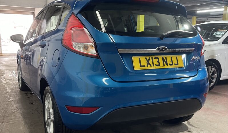 
2013 Ford Fiesta blue Hatchback full									