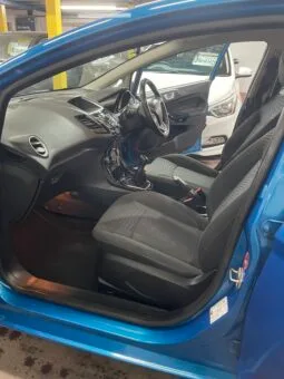 
2013 Ford Fiesta blue Hatchback full									
