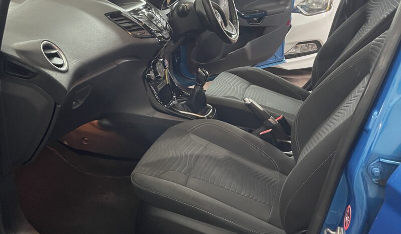 
2013 Ford Fiesta blue Hatchback full									