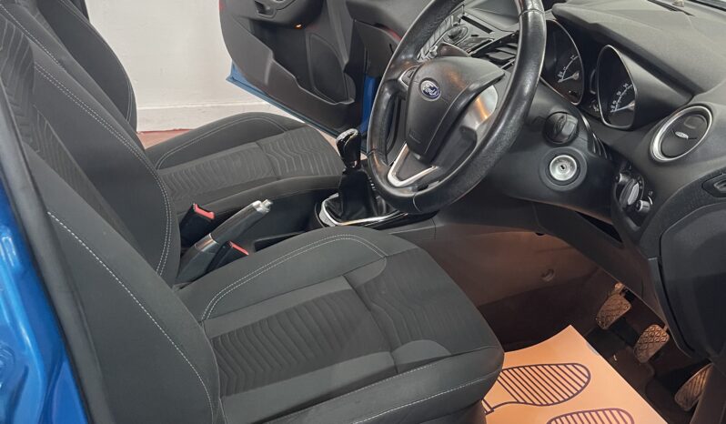 
2013 Ford Fiesta blue Hatchback full									
