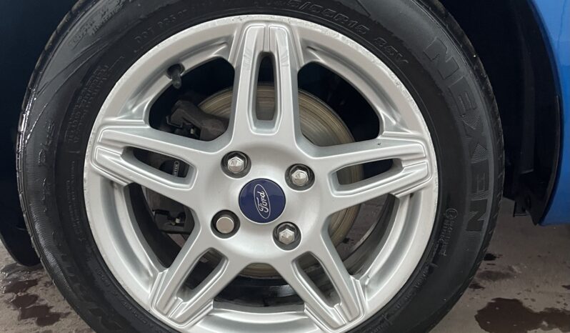 
2013 Ford Fiesta blue Hatchback full									