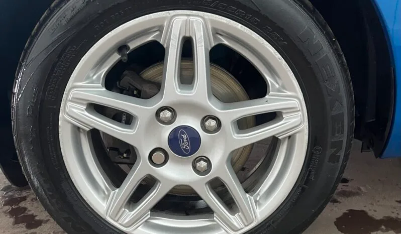 
2013 Ford Fiesta blue Hatchback full									