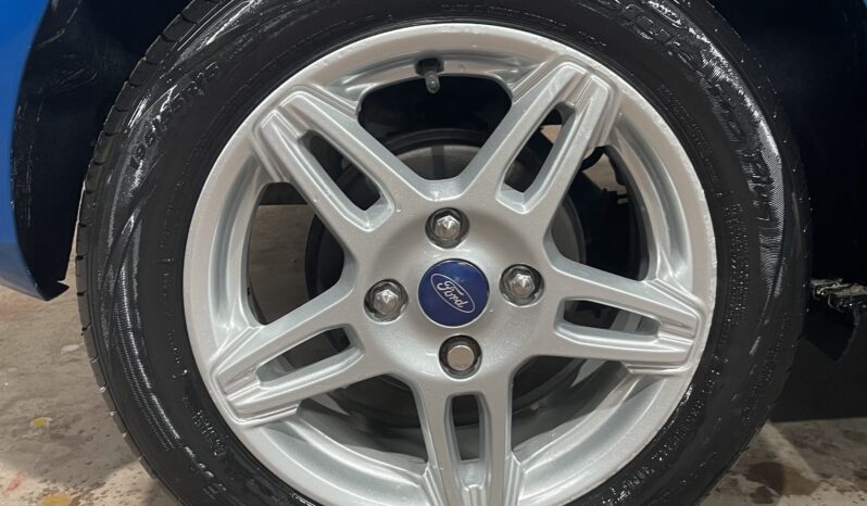 
2013 Ford Fiesta blue Hatchback full									