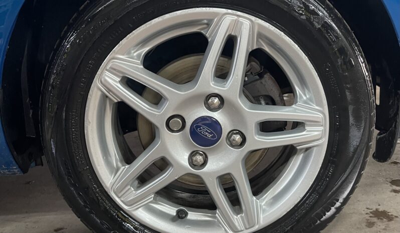 
2013 Ford Fiesta blue Hatchback full									