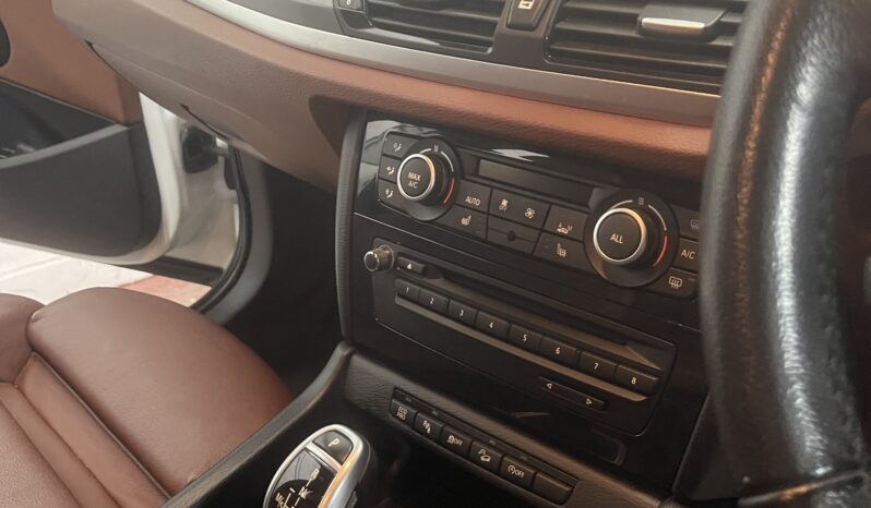 
2015 BMW x1 White SUV full									