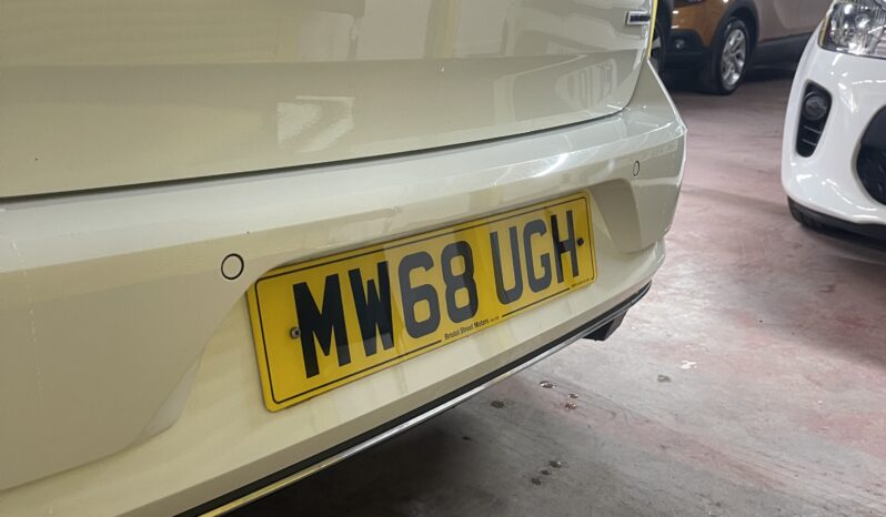 
2018 Volkswagen Golf White Hatchback full									