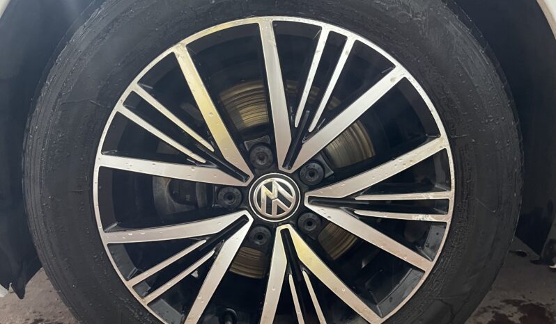 
2018 Volkswagen Golf White Hatchback full									