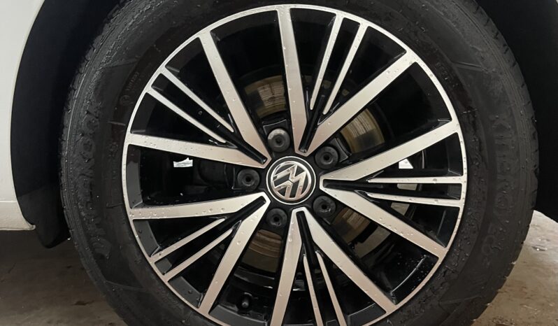 
2018 Volkswagen Golf White Hatchback full									