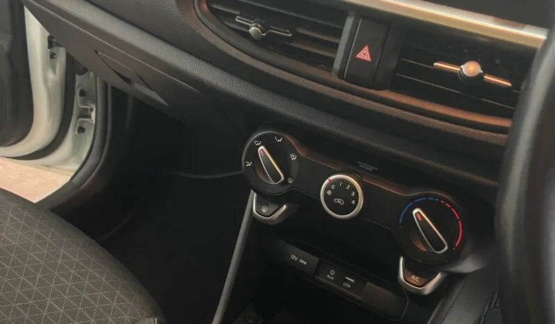 
2018 Kia picanto White Hatchback full									