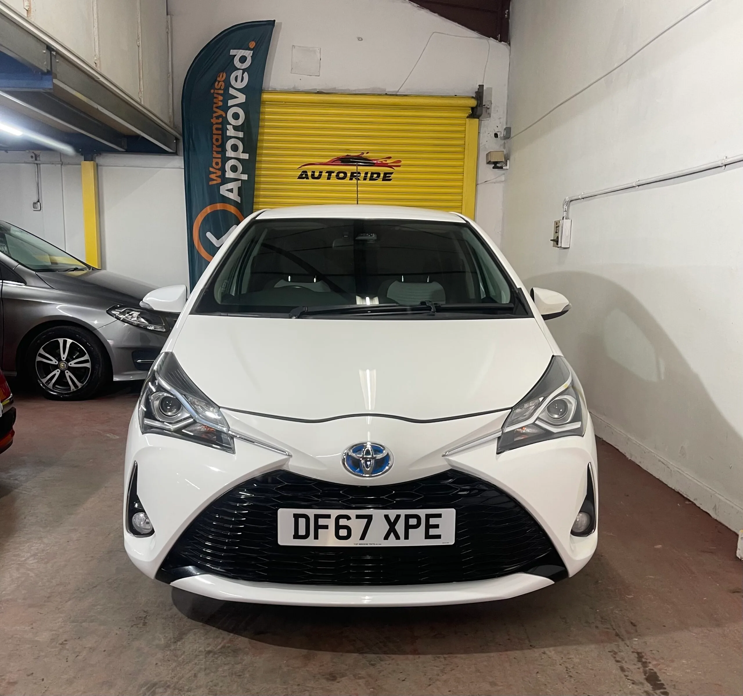 2017 Toyota Yaris VVT White Hatchback