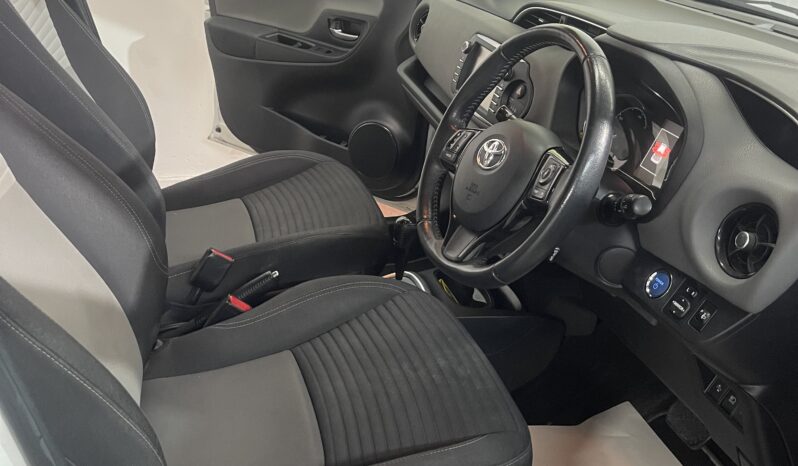 
2017 Toyota Yaris VVT White Hatchback full									