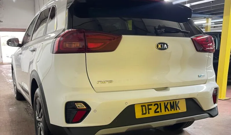 
2021 Kia niro White SUV full									