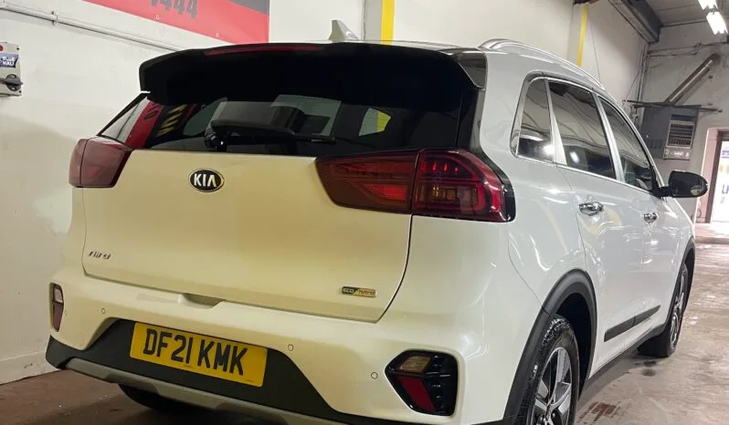 
2021 Kia niro White SUV full									